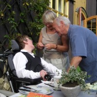 Jørgen sammen med familien i hagen Jørgen sammen med familien i hagen