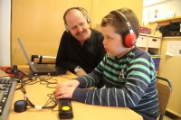 Rasmus og Audun bruker øretelefoner