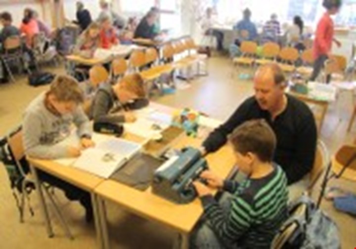 Rasmus får hjelp til punktskriving