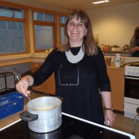 Anne Hansen Fotograf: Merete Hasse Lærer Anne Hansen rører i gryta