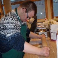 Kjevler ut deigen Kjevler ut deigen