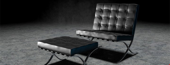 En enslig stol i stort mørkt rom