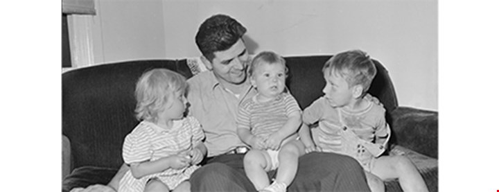 Foto av far med tre barn