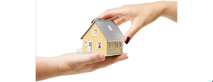 Foto av overlevering av et hus