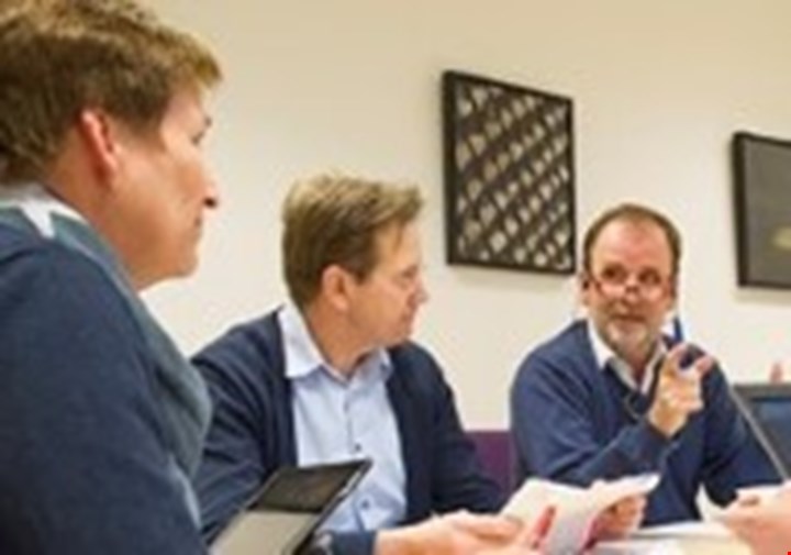 Mennesker som sitter i møte