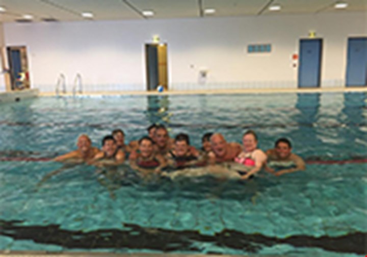 Leirdeltakere i svømmebasenget