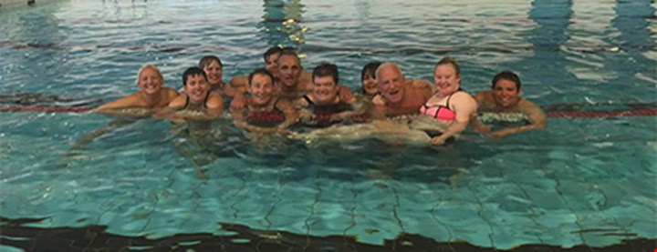 Leirdeltakere i svømmebasenget