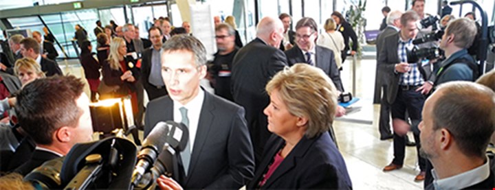 Fotografi av Jens Stoltenberg og Erna Solberg