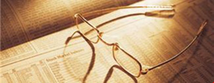 En avis og et par briller