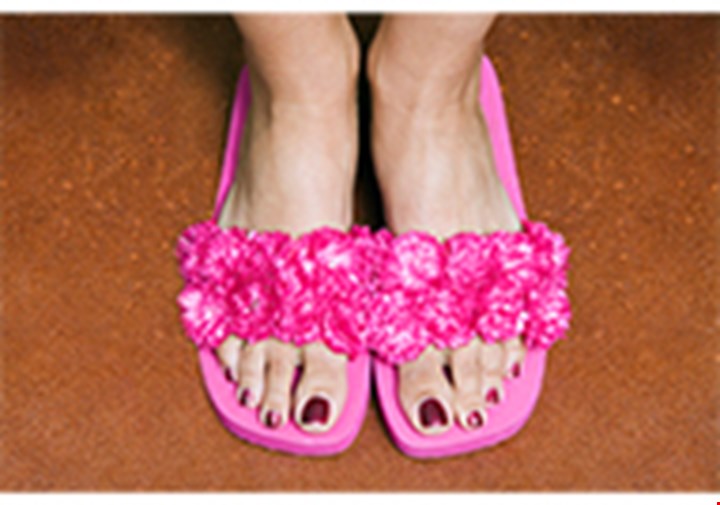 Illustrasjon: Føtter i sommersandaler