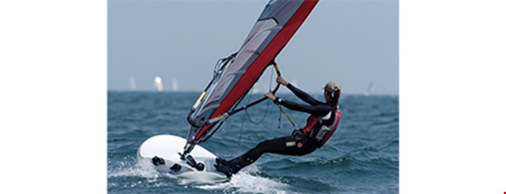 Illustrasjonsfoto av en vindsurfer