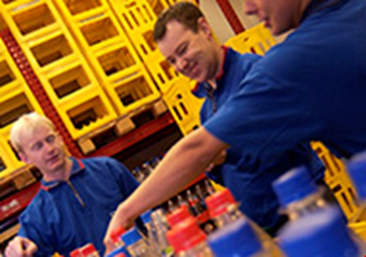 Fotografi av folk som jobber i butikk