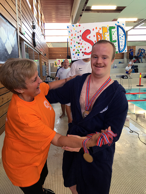 Det ble medalje på Magnus fra Stavanger svømmeklubb. Her er magnus sammen med Sissel (Foto: Kristin Homb) Det ble medalje på Magnus fra Stavanger svømmeklubb. Her er magnus sammen med Sissel (Foto: Kristin Homb)
