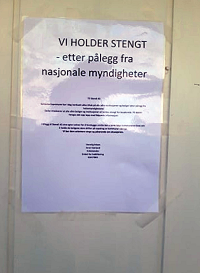 Oppslag på ytterdøren Oppslag på ytterdøren